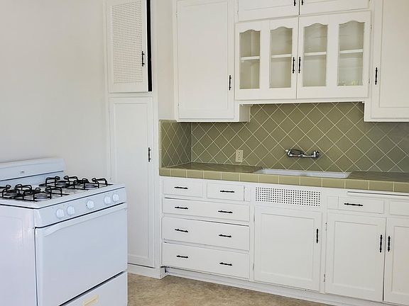 5th image of 740 Emerald St