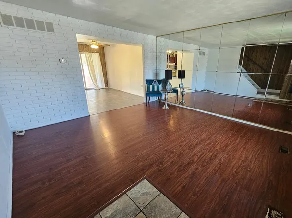 10 King Charles Cir, Rosedale, MD 21237