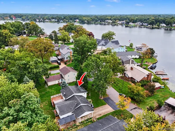 1564 Delmonte St, Wolverine Lake, MI 48390