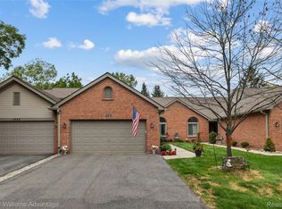1048 Pinewood Ct #40, Brighton, MI