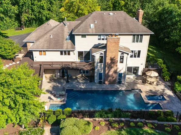 4525 Red Oak Ln, Long Grove, IL 60047