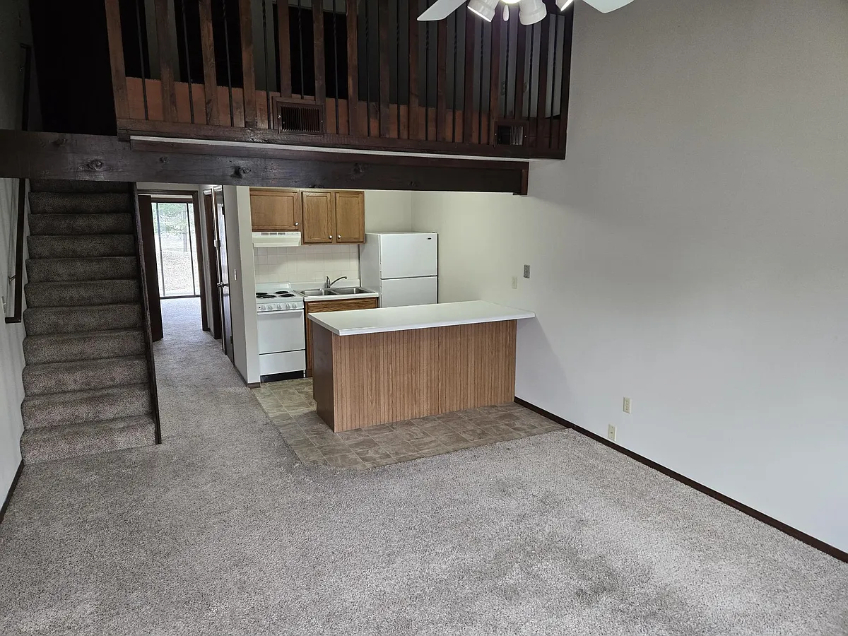 Building Photo - 17 Village Ct #17