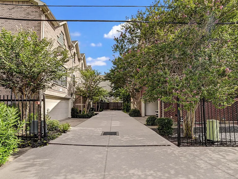 5838 Larkin St — Photo 42