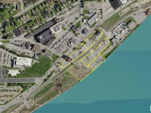 803 E River Dr, Davenport, IA 52803