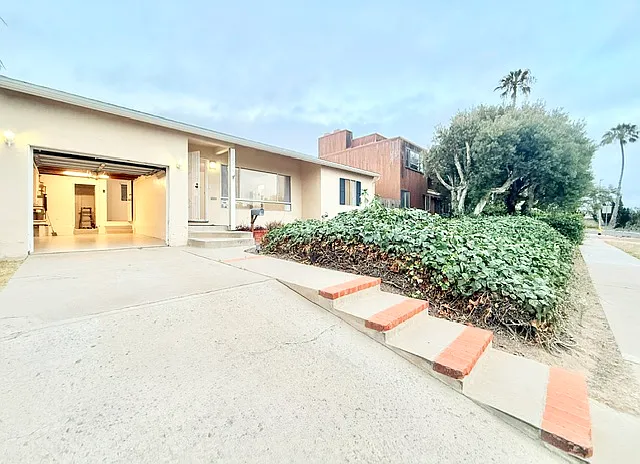 2219 Denver St — Photo 1