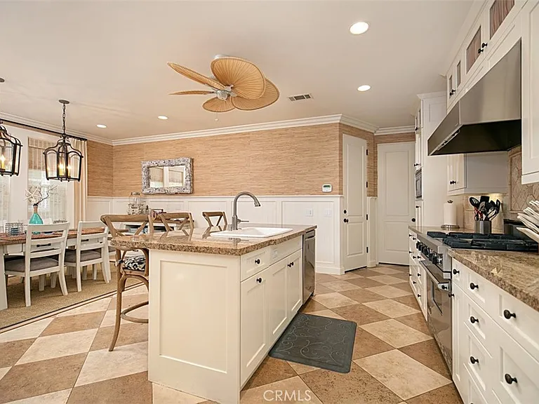 208 E Balboa Blvd — Photo 18