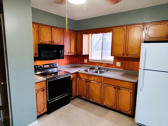 3rd image of 7815 E 87th Ter
