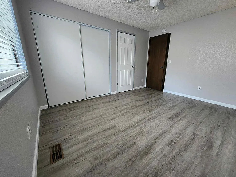 470 W Ridgeway Ave — Photo 12