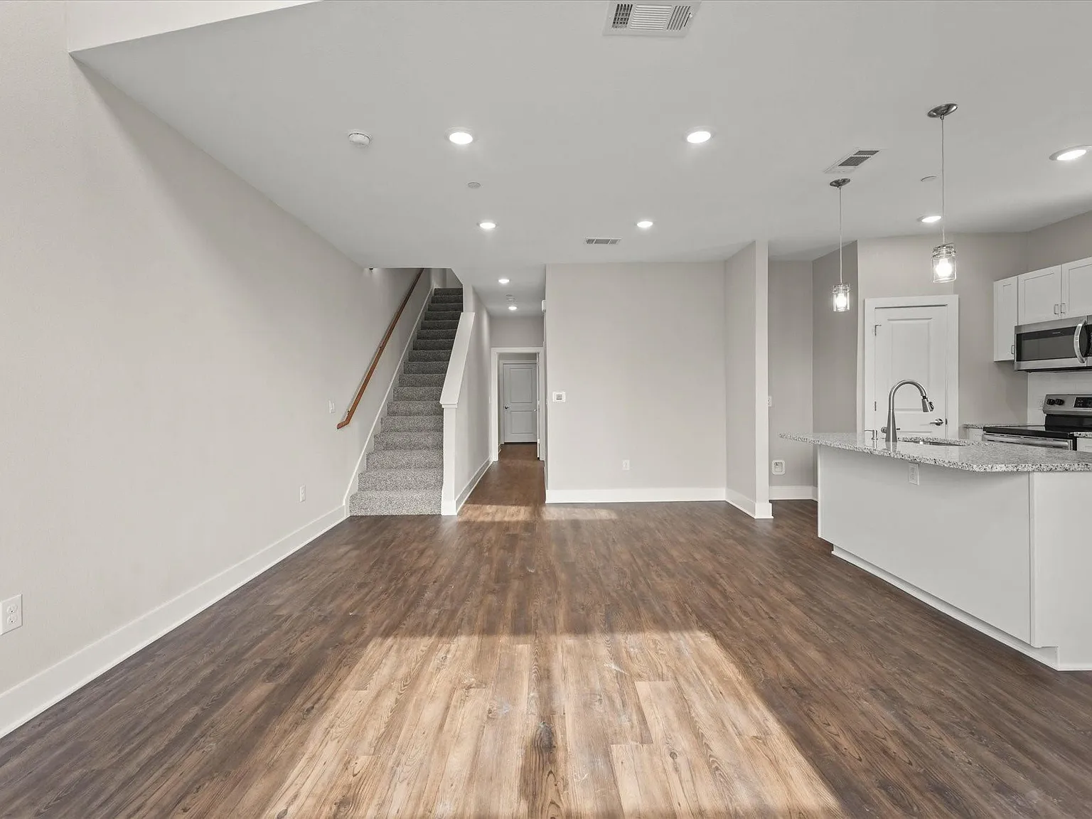 3 bed, 2.5 bath, 1888 sqft, $2,350 — Photo 4