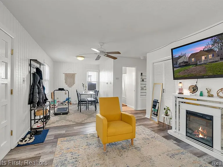 24047 Stanford St — Photo 7