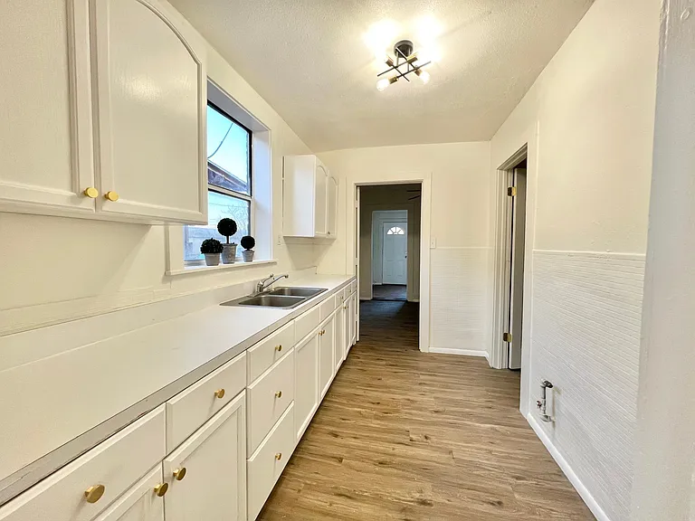 938 E 12th St #938 — Photo 8