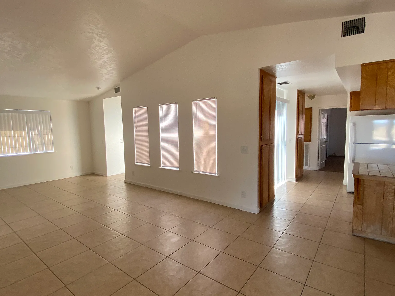 3 bed, 1462 sqft, $2,400 — Photo 2