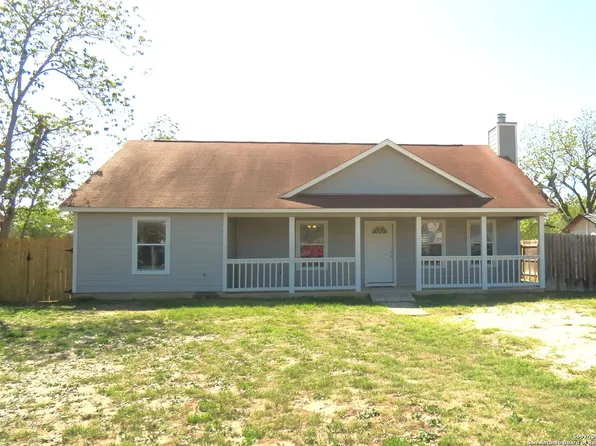 303 Windy Knoll, Devine, TX 78016