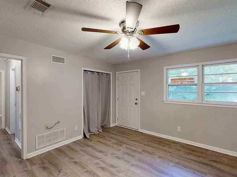 109 Sara Ln — Photo 2