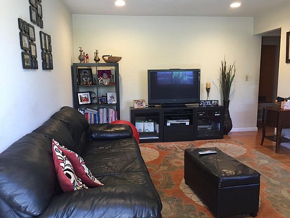 Living Room (Oak HW flrs)