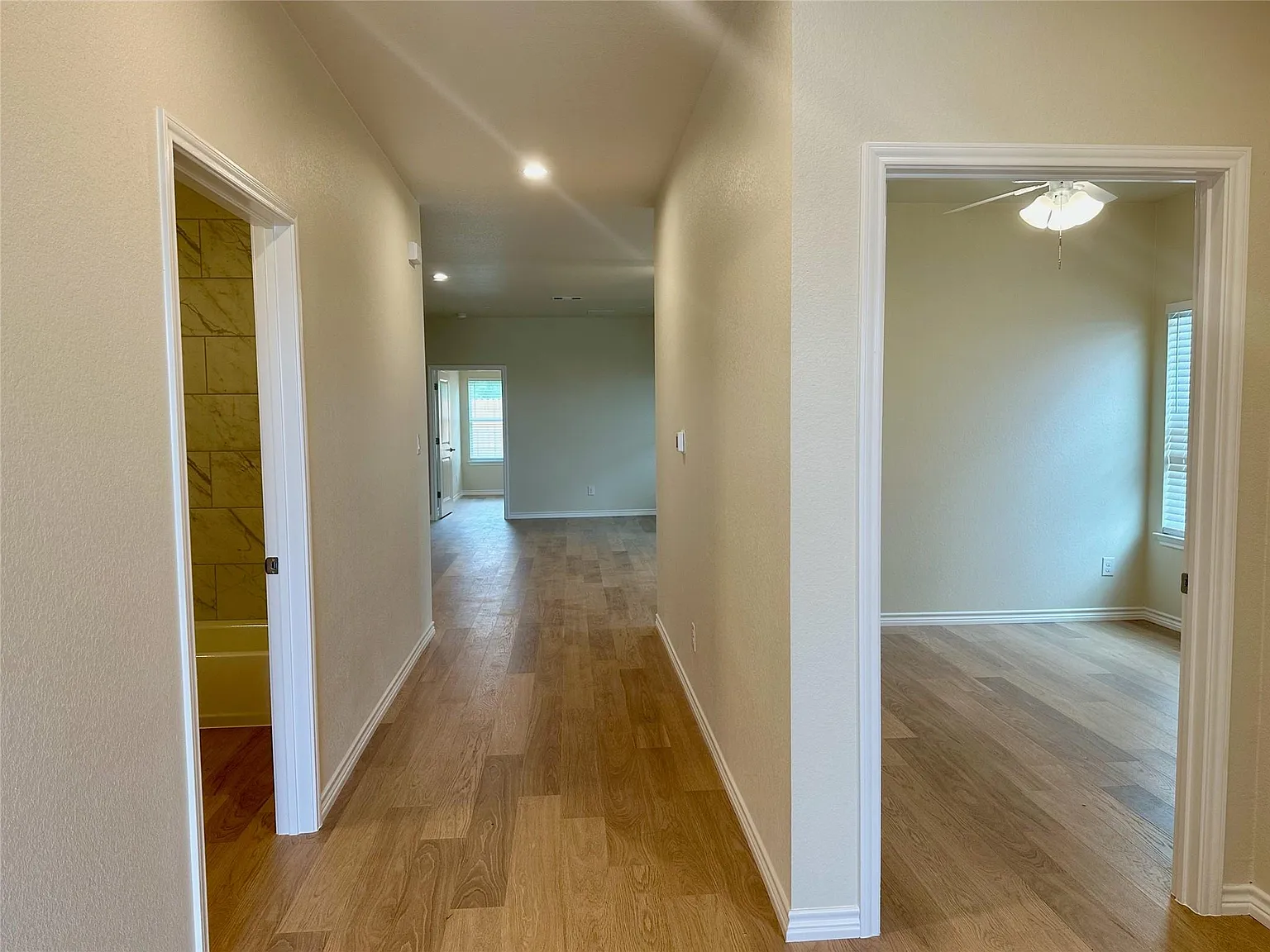 3 bed, 2.0 bath, 1550 sqft, $1,555 — Photo 2
