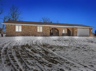 9800 Hall Rd, Cedar Rapids, IA 52411