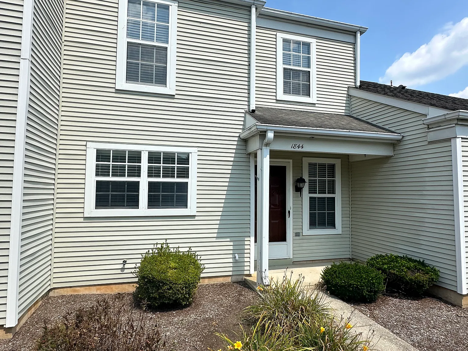 2 bed, 1.5 bath, 1300 sqft, $1,900 — Photo 3