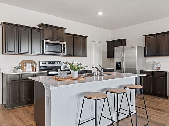 4th image of 943 Buttercup Dr