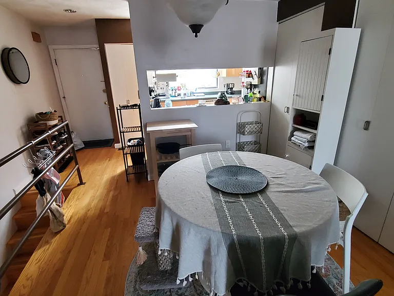 dining area on teh upper level