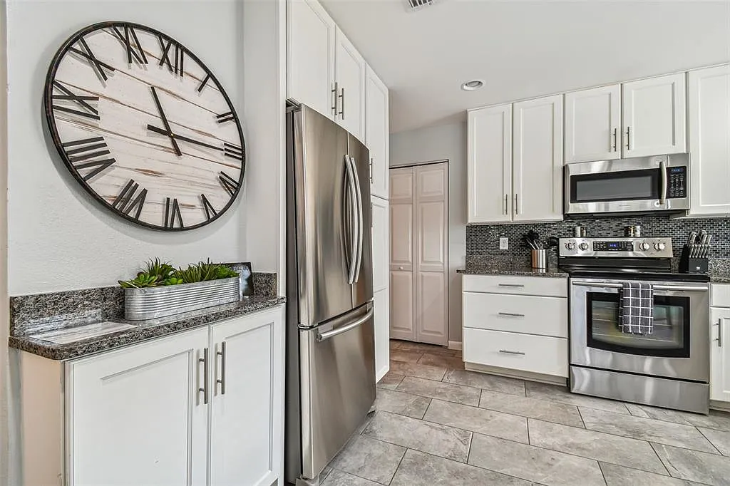 3 bed, 1.0 bath, 1061 sqft, $3,000 — Photo 4