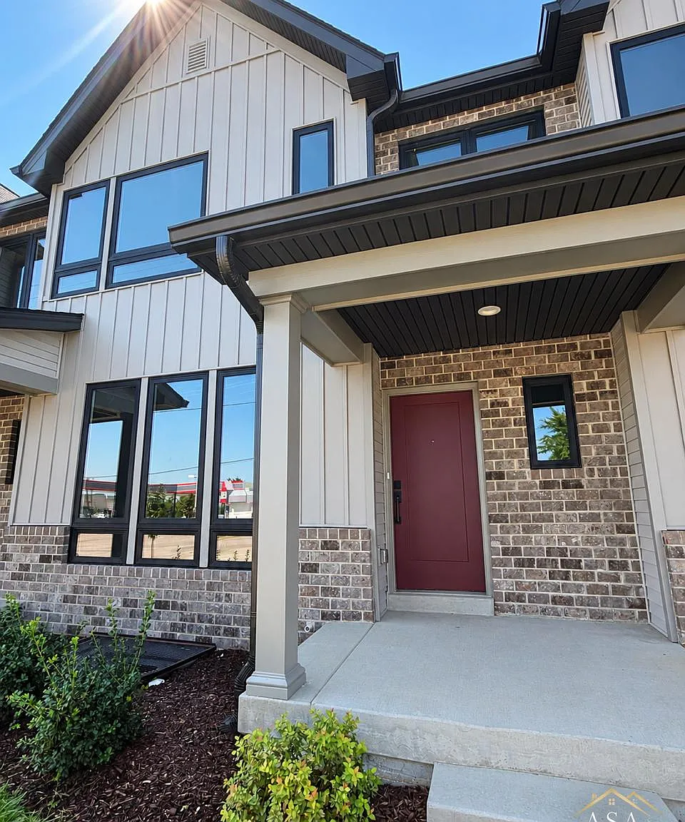 3 bed, 2.5 bath, 1474 sqft, $2,300 — Photo 1