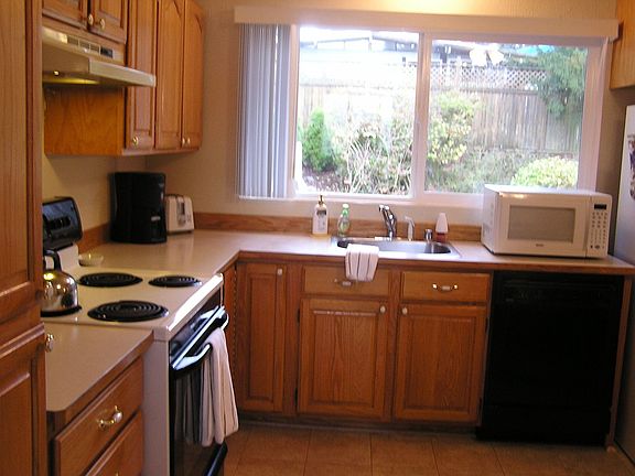 Oak eat-in kitchen