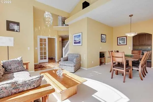 4 bed, 2.5 bath, 2720 sqft, $3,150 — Photo 3