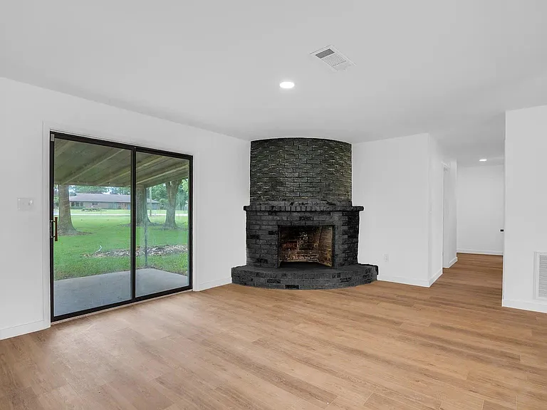 290 E Smith St — Photo 10