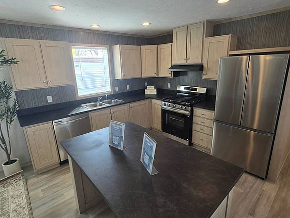 3rd image of 4809 W Windsor Rd #D05