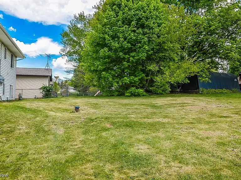 1369 Cayuga Ave — Photo 4