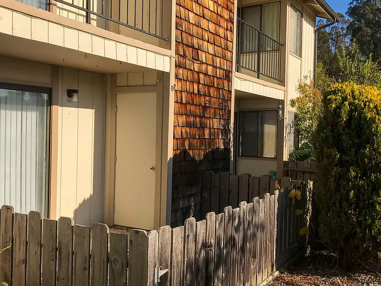 423-425 Bayside Ct — Photo 6