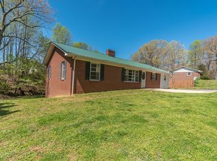 115 Crestwood Dr, Pilot Mountain, NC 27041