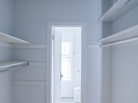 4th image of 654 W Oakdale Ave #3B