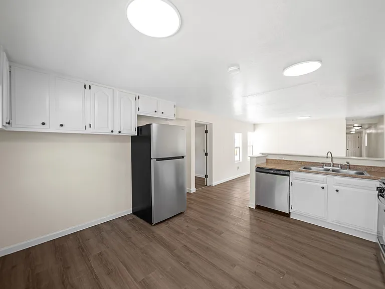562 Eastwood Dr — Photo 16