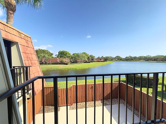 4th image of 306 Buttonwood Lane #306