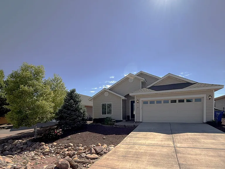 85 S Hillcrest Dr — Photo 2