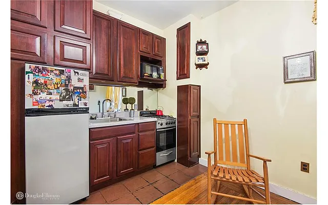 Sold by Douglas Elliman | media 14