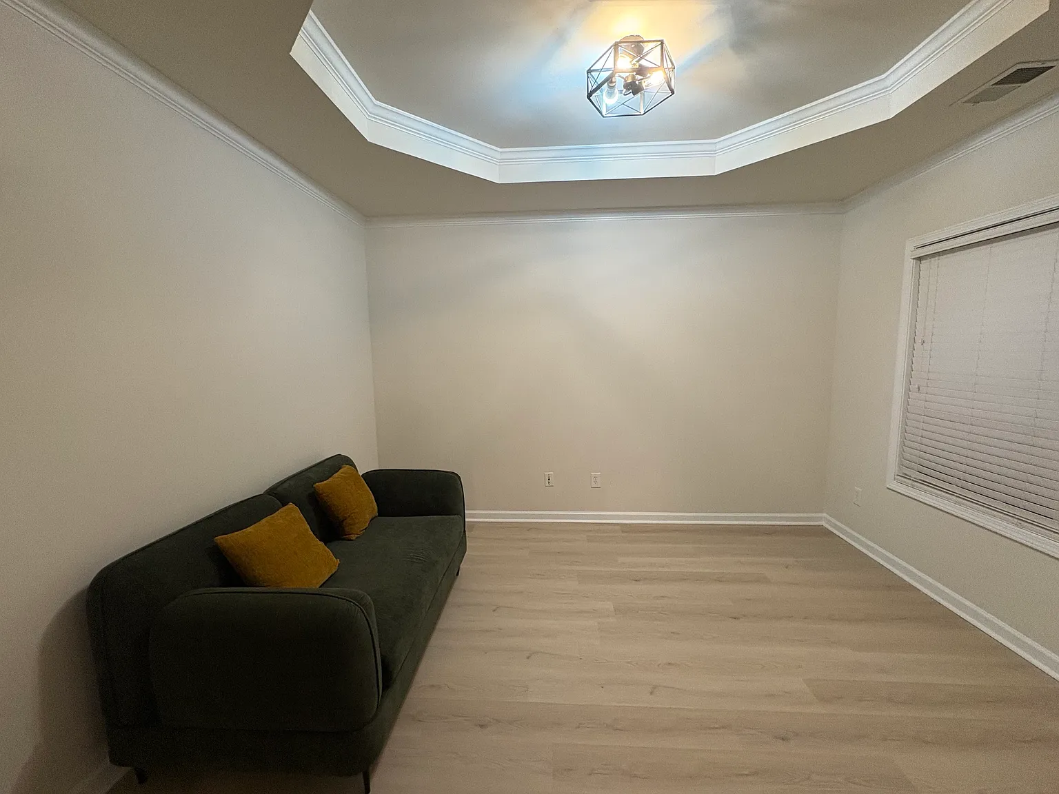 4 bed, 2152 sqft, $2,900 — Photo 2