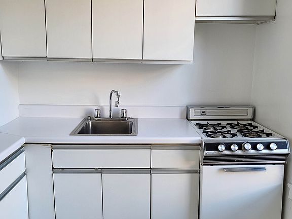 4th image of 7 Park Ave APT 8G