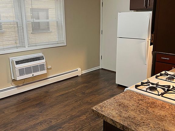 4th image of 1475 Ashland Ave APT 1S