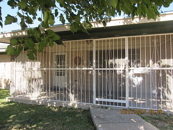 NIce enclosed front porch