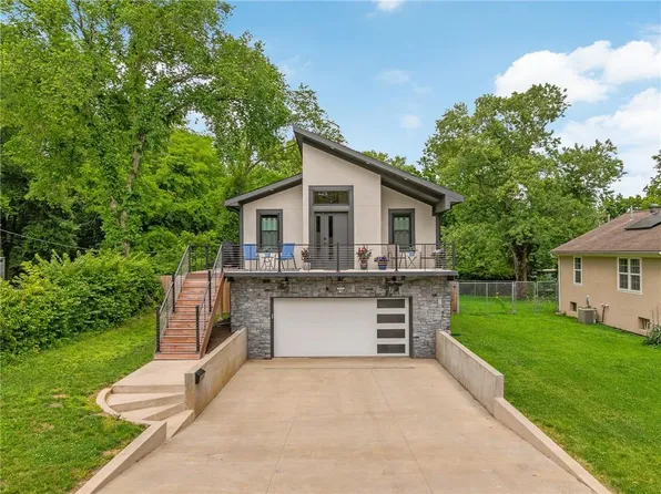 9325 Walnut St, Kansas City, MO 64114