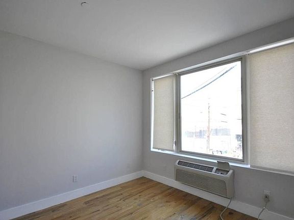 3rd image of 146 Jefferson Ave #2L