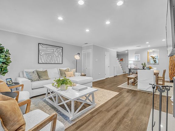 5th image of 4017 Buena Vista St Unit 110