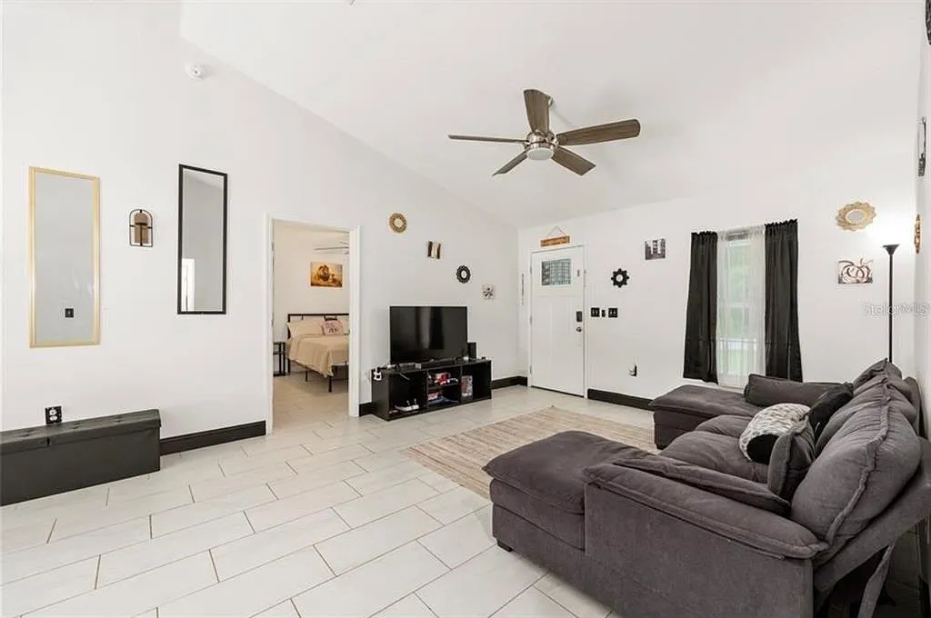 3 bed, 2.0 bath, 1140 sqft, $1,950 — Photo 2