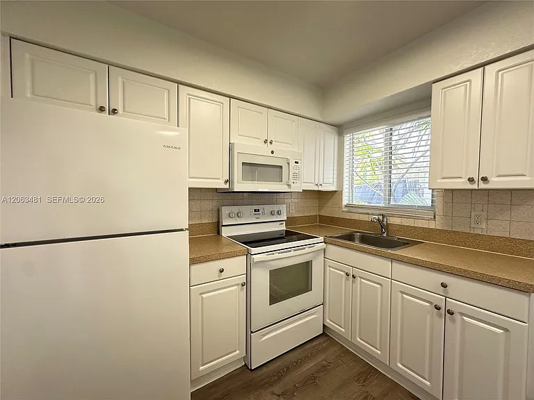 3720 NE 22nd Ave #12 — Photo 5