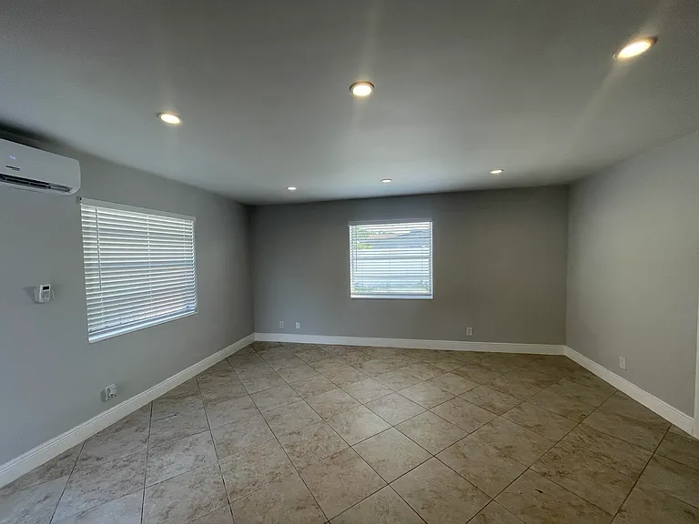 215 SW 16th St #4 — Photo 3