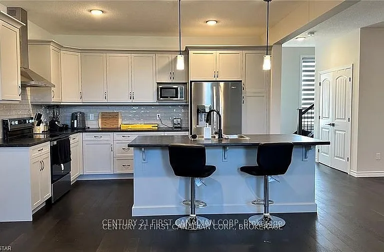 63 Royal Cres — Photo 3