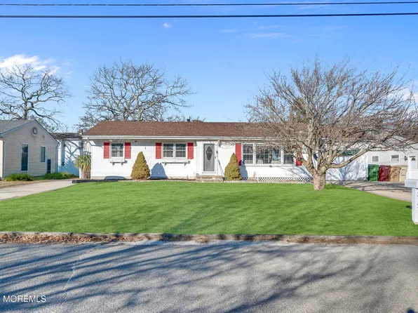 215 Lakewood Avenue, Bayville, NJ 08721